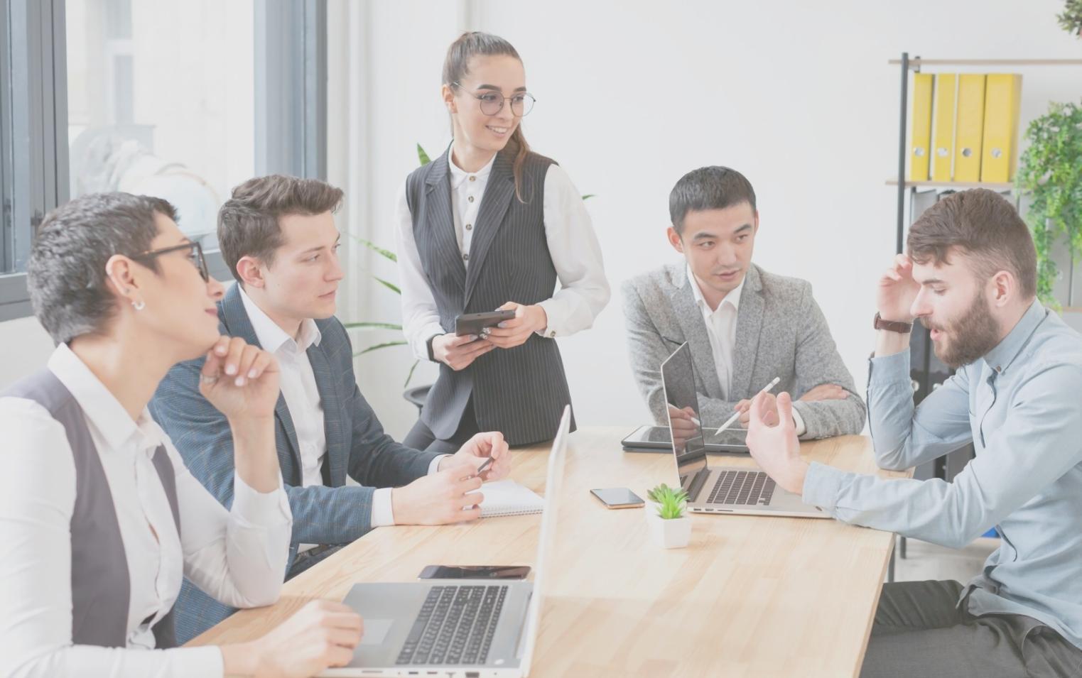 Sesión de trabajo del equipo venalirayvius preparando análisis financiero