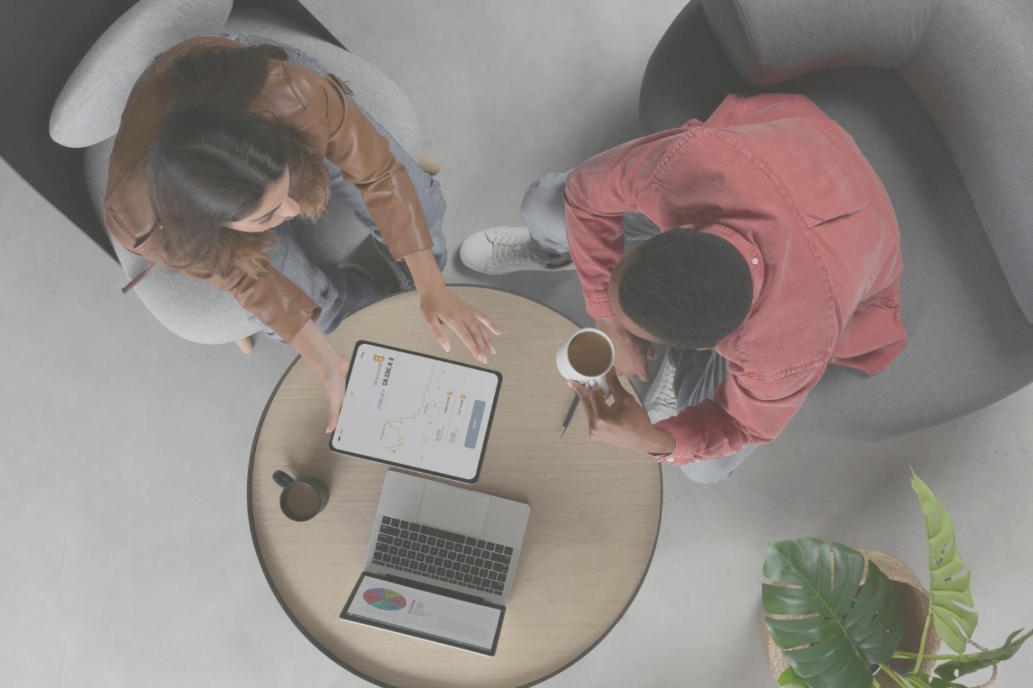 Profesionales analizando datos financieros en un entorno colaborativo